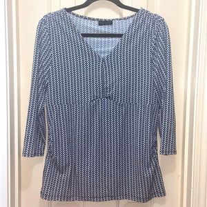 Apostrophe v neck lack and white polka dots